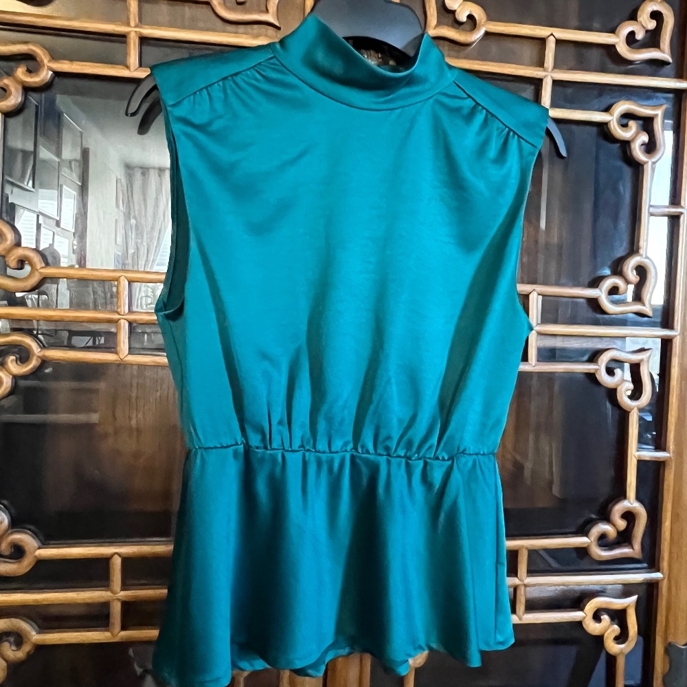 Simons Icone (S) emerald green sleeveless peplum top, high neck, EUC.